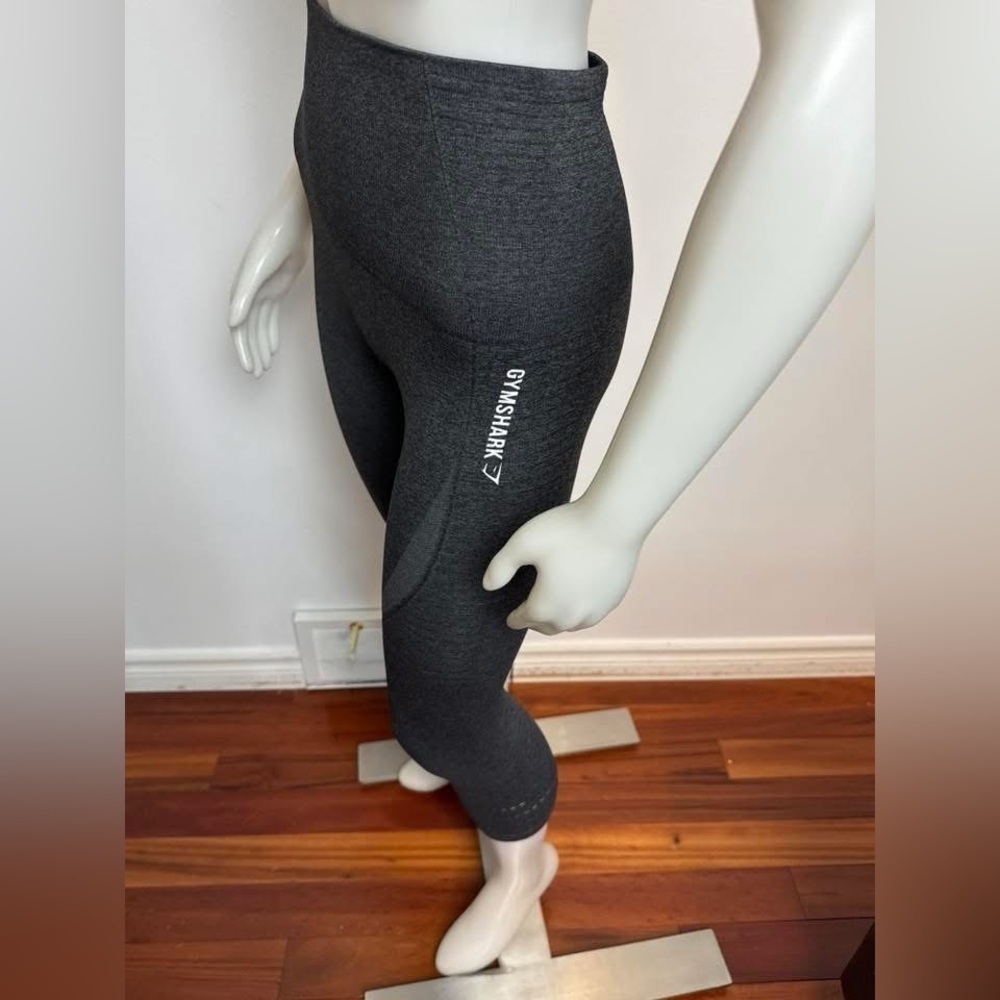 GYM SHARK - Cropped Seamless Leggings in Charcoal. High Waisted. Small. - Picture 2 of 5